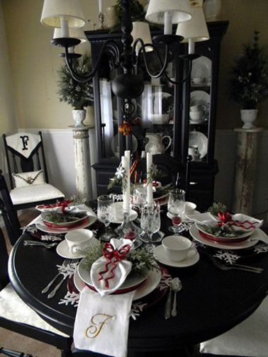 Déco table de Noël blanche sur table noir. 