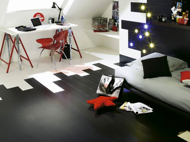 aménagement d'un coin bureau dans une chambre d'ado sous pente Pour la décoration du bureau de cette chambre d'ado, c'est la couleur qui permet de séparer le coin bureau du reste de la chambre tout d'abord par le sol avec un parquet blanc qui s'oppose au noir du reste du parquet