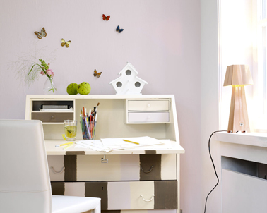 Un coin pour travailler dans la chambre avec un secrétaire repeint Un coin bureau dans une chambre décoré autour des nuances de roses pales et de lin. Le secrétaire ancien est repeint dans un jeu de roses pale, bois de rose et chocolat
