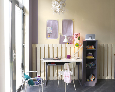Un coin bureau dans le salon couleur crème et gris lavande Décoration coin bureau dans chambre couleur lin pour peinture murale et violet clair