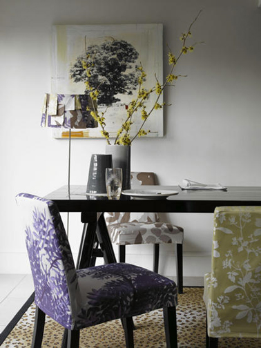 Un gris pastel pour les murs de la salle à manger pour mettre en valeur le violet et gris des chaises tapissées