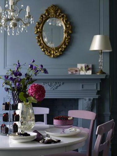 Harmonie de gris bleuté et de violets pour une salle à manger intime.