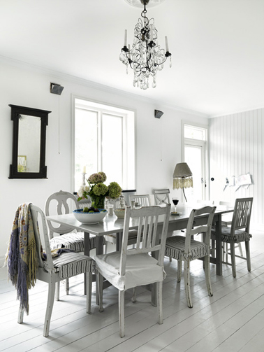 Peinture salle à manger harmonie de gris et blanc Salle à manger en total look gris pastel du sol au plafond. La table et les chaises dépareillées sont peintes en gris perle.