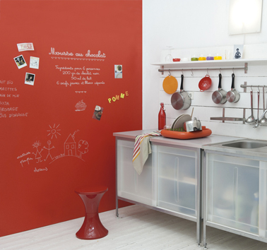 Peinture à tableau de couleur rouge vif sur mur cuisine studio. 