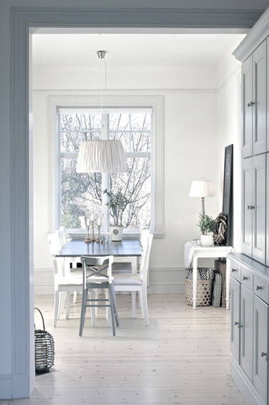 Harmonie de gris clair et blanc pour une déco de salle à manger qui mise sur la simplicité pour se faire conviviale.