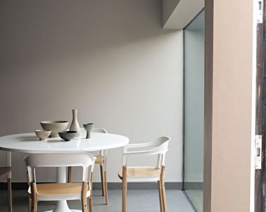 Gris clair et tons naturels rythment la déco de cette salle à manger pour une ambiance zen