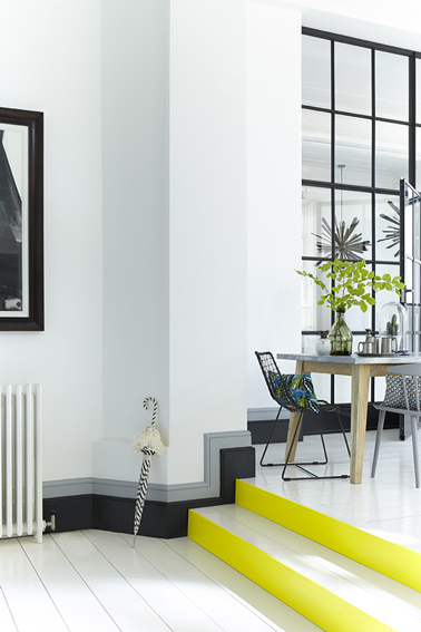 Peinture salle à manger : murs gris Flint (236), plinthes bicolore Lampe Black (228) et gris Sarcelle (226) de Little Greene. Contremarches peintes en jaune vif
