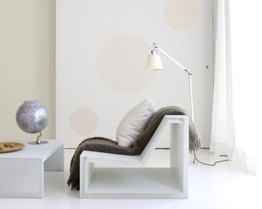 Salon design dans des nuances de blanc et lin