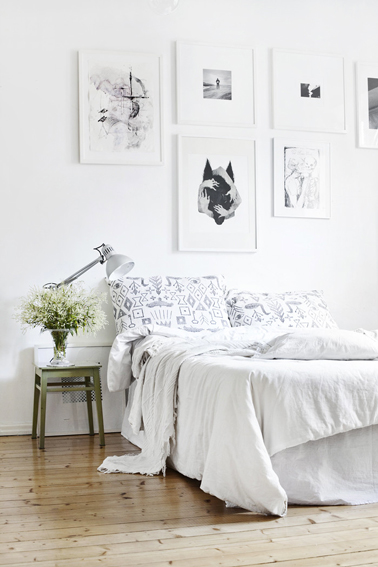 Déco chambre zen autour d'une harmonie de blanc et gris. Très tendance un tabouret peint en vert olive sert de chevet