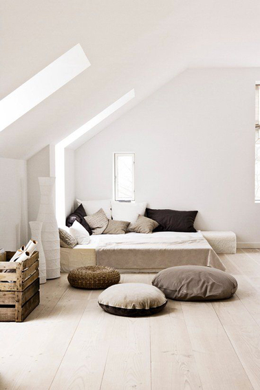Pour une déco de chambre zen associer couleur lin, taupe et chocolat, limiter le nombre de meubles au profit de coussins de sol et matières chaleureuses