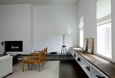 Déco minimaliste pour un salon aux murs couleur blanc et parquet wengé