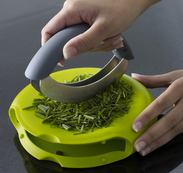 Coupe herbes aromatiques avec planche et housse de rangement pour le hachoir. convient aussi pour hacher fruits secs, chocolat...Coris vert et gris. Compact Herb Chopper chez JosephJoseph