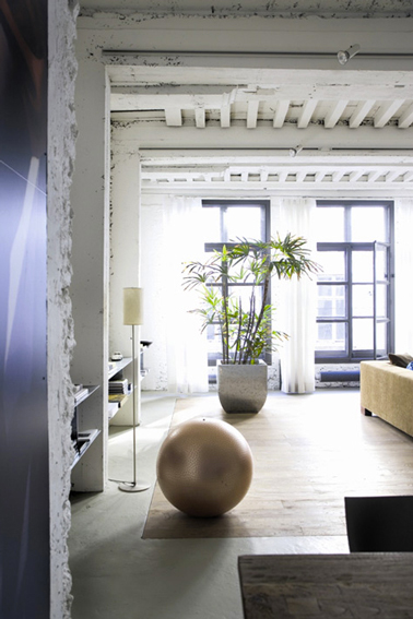 Déco salon couleur bleu et blanc ponctuée de beige et gris pour une ambiance lumineuse et zen 
