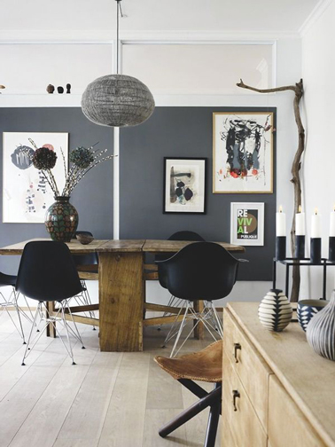 Style scandinave pour un salon gris anthracite pour un des murs tandis que les autres murs blancs sont adoucis par les meubles et le parquet bois clair 