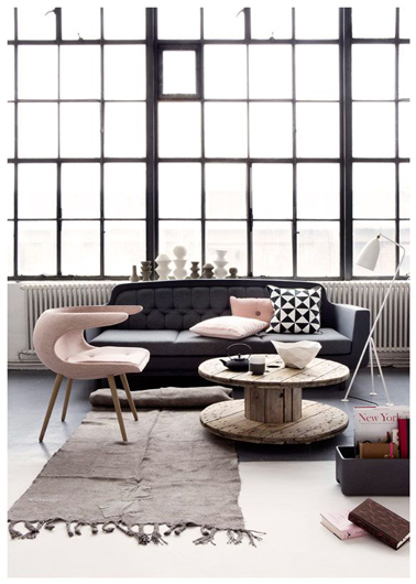 Un fauteuil et des coussins rose tendre donne du peps à la déco d'un salon gris perle et ravise un canapé gris anthracite