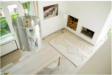 Décoration salon : murs blancs, parquet et tapis couleur beige pour une ambiance zen