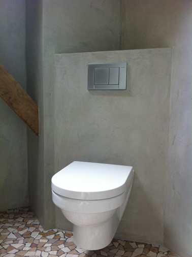 De l'enduit effet béton gris pour une déco des toilettes zen.