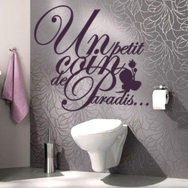 Du papier peint gris brillant, un sticker géant porteur de message pour une déco des toilettes style graffitis revisité