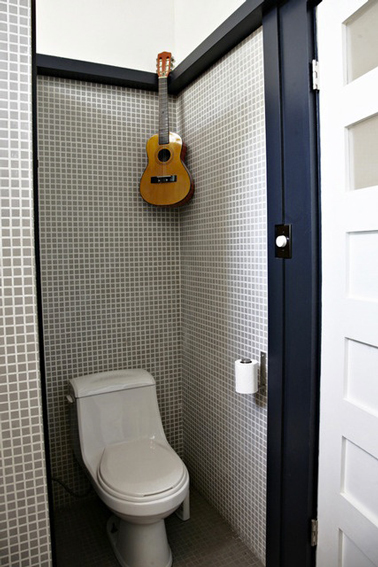 De la mosaique grise pour la déco des toilettes c'est chic. Aux murs mosaïque gris pastel avec joints blancs, en contraste le sol est carrelé d'une mosaïque gris anthracite, le tout mis en valeur avec une peinture bleu marine et blanc  pour les boiseries