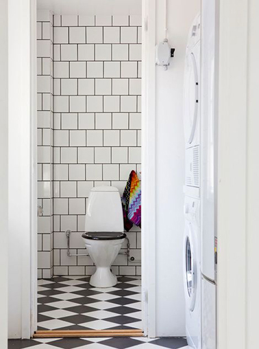 Duo de faïence gris et blanc pour une déco de toilettes chic 