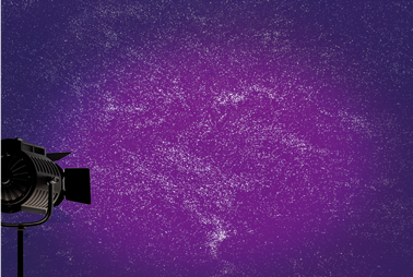 Gel de paillettes couleur argent sur peinture mur salon violet mis en valeur avec un projecteur. Peinture Pailletée chez Leroy Merlin