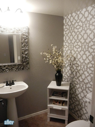  Une touche de romantisme pour la déco de ces toilettes en gris et blanc avec un papier peint uni et à motifs dans le même gris et les accessoires retro