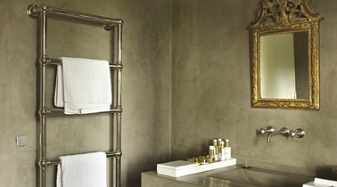 peinture à la colle couleur gris taupe dans dans de bain imperméabilisée avec huile de lin