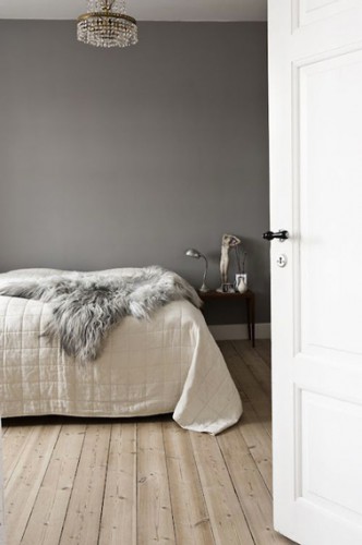 La douceur d'une peinture grise et d'un parquet clair, les deux éléments déco essentiels pour dégager une ambiance zen dans cette chambre d'adulte
