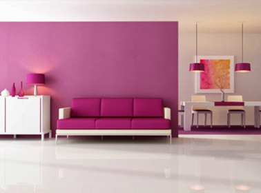 peinture salon couleur Radian Orchid sur le mur du canapé de la meme couleur. Une peinture qui illumine le salon peint en blanc. 