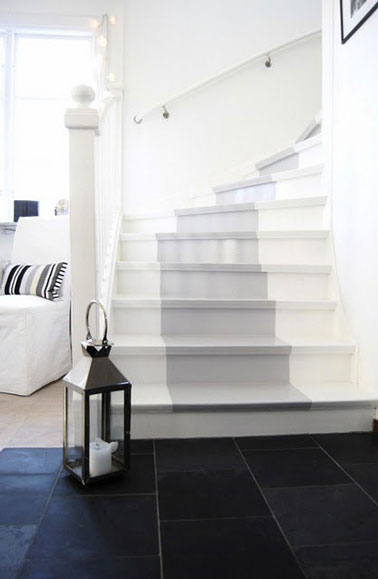 Une bonne idée pour relooker un escalier : le repeindre avec deux couleurs de peinture. Conseil : choisissez la couleur la plus foncée pour le centre des marches, l'escalier sera plus lumineux !