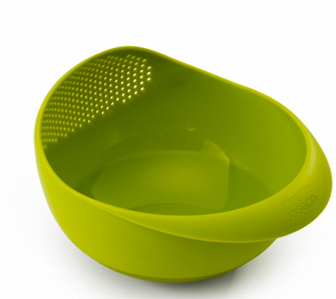 Saladier multifonctions de JosephJoseph permettant de laver et rincer salade, fruits ou riz avec sa partie passoire intégrée et de le présenter à table. 3 fonctions en 1 bien pratique de chez JosephJoseph