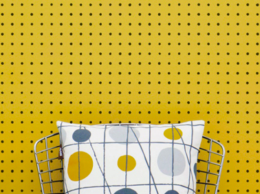 papier peint à pois sur fond uni couleur moutarde idéal pour donner du peps aux couleurs du salon ou de l'entrée de Mini Moderns