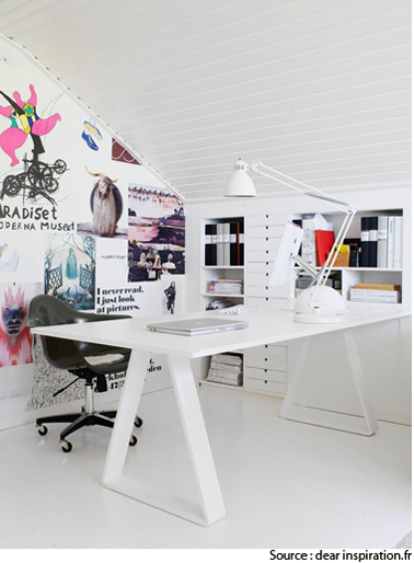 Aménagement d'un bureau dans les combles avec une déco sympa tout en blanc. Les dossiers et classeurs sont rangés et dissimulés dans des casiers et tiroirs aménagés dans le murs. Pour le bureau, un plateau stratifié blanc et tréteaux métalliques blancs