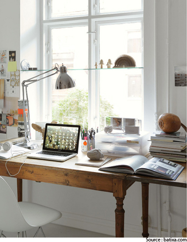 Une déco de bureau sympa avec un aménagement du meuble bureau devant la fenêtre de la chambre pour profiter de la vue sur le jardin tout en travaillant. Un mélange de style réussi entre la lampe industrielle et le bureau ancien