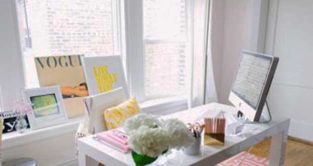 Pour un aménagement bureau dans une pièce dédiée de la maison ou un coin bureau dans le salon ou la chambre trouvez l'inspiration avec ces idées d'aménagement de bureau sympa à installer à la maison.