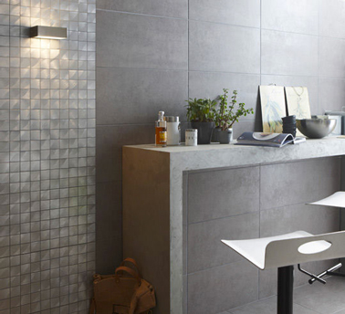 Carrelage mural et sol en grès cérame aspect métal et mosaïque murale en aluminium pour une cuisine grise, carreaux de 5 x 5 cm chez Leroy Merlin