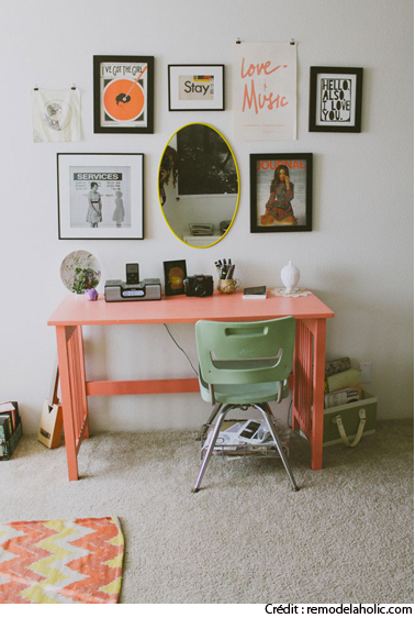 Aménagement bureau dans une chambre réalisé avec bureau et chaise de bureau vintage repeints dans une jolie harmonie de corail et vert tendre