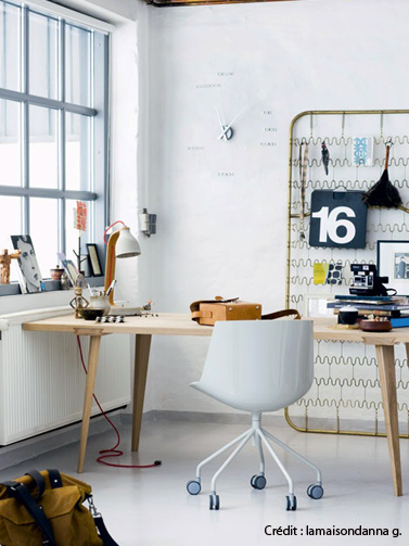 Un aménagement de bureau original dans le style déco récup avec un sommier métallique détourné en étagère de rangement pour les accessoires de bureau