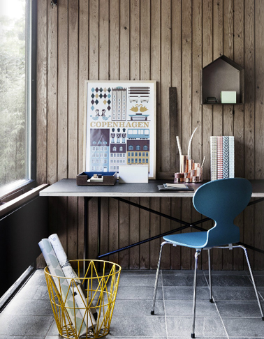 Ambiance chaleureuse pour l'aménagement déco de ce bureau avec un mur de lambris lasuré marron et une chaise de bureau bleue lumière en contraste