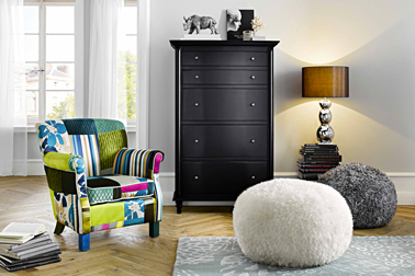 Fauteuil Helline : tissu coton polyester aux multiples couleurs pour booster la déco d'un salon noir et blanc