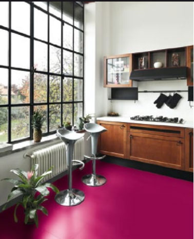 Peindre du carrelage sol dans une cuisine rustique en Rouge Griotte pour moderniser une cuisine aux meubles rustiques pour pas cher. 2 tabourets hauts gris acier complètent l'harmonie. Peinture de sol Tollens