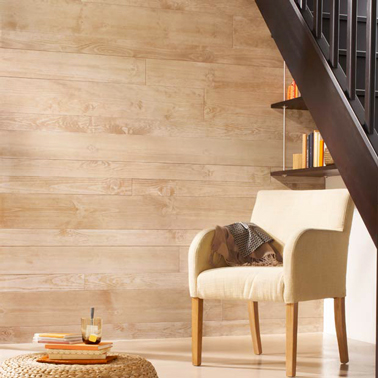 Lambris bois ciré couleur clair pour recréer une ambiance de chalet à la montagne dans le salon