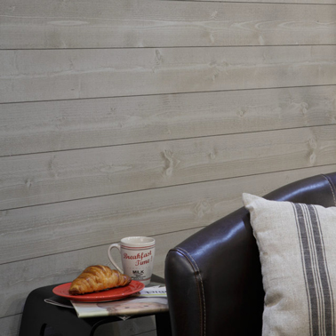 Lambris bois couleur gris béton sur mur salon contemporain