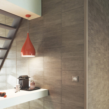 Lambris PVC imitation pierre naturelle couleur taupe dans cuisine ouverte sur salon