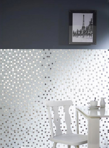Carreaux inox et verre pour une mosaïque design dans la cuisine chez Castorama