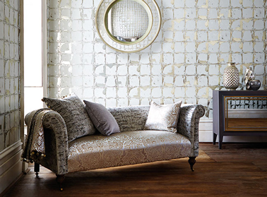 Déco salon : Papier peint motif carré argentés brillants sur fond blanc de chez Harlequin