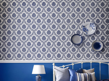 Papier peint bleu et blanc style victorien de Graham & Browm posé au dessus soubassement peinture bleu dans chambre