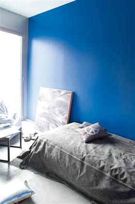 Déco chambre ado dans une peinture chambre en harmonie de bleu intense et gris vert. Le sol et la housse de couette gris perle apportent douceur et calme propice à la chambre