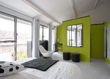 Peinture chambre vert bronze sur cloison séparation dressing Dans cette chambre parentale un contraste fort est créé entre la peinture chambre vert bronze des cloisons qui séparent l’espace lit de celui du dressing à la peinture blanche des murs et du plafond. Peinture : Chlorophylle, Infiniment Zolpan Ed. 1