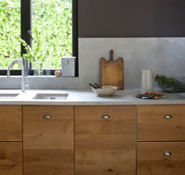 Plan de travail en bois verni relooké avec peinture à effet pierre aspect granit gris de Libéron
